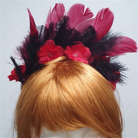 Tiara Carnaval Vermelho Esc Pret Pedras Flores Plumas Penas