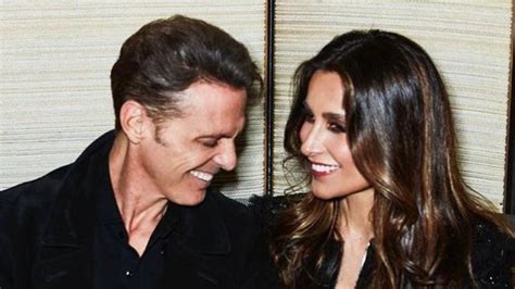 Luis Miguel Sorprende A Paloma Cuevas Con Rosas Rojas Por Su