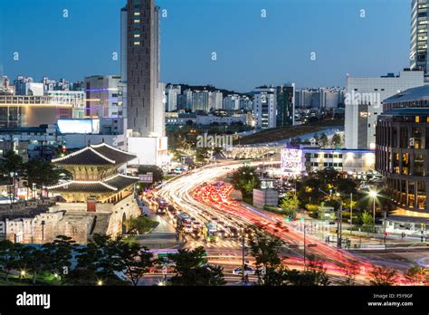 Rush Voitures Autour D Heunginjimun Gate Ou Porte Dongdaemun Qui Fait