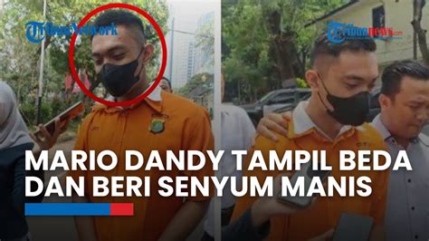 Beri Senyum Dengan Tangan Terborgol Saat Dibawa Ke Kejari Jakarta