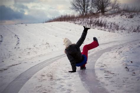 Deslizarse En El Hielo Resbaladizo Y La Nieve En La Pista De Carretera