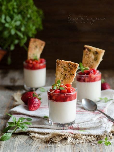 Panna Cotta De Vainilla Con Tartar De Fresas Y Crujiente De Pistacho