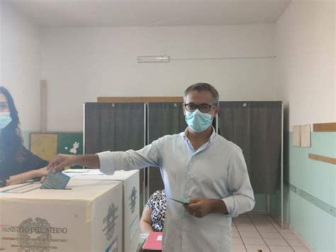 Comunali Montenero Il Candidato Sindaco De Risio Al Seggio Per Votare