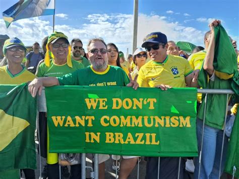 Líderes Políticos e Figuras de Destaque se Reúnem em Manifestação no