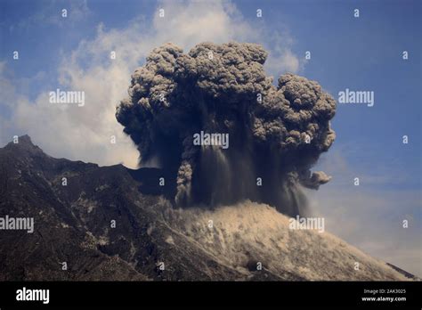 Eruption of sakurajima volcano Stock Photo - Alamy