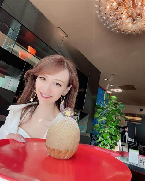 里井真由美さんのインスタグラム写真 里井真由美instagram「ホテルニューオータニ東京「アフタヌーンティー栗とぶどう」でございます