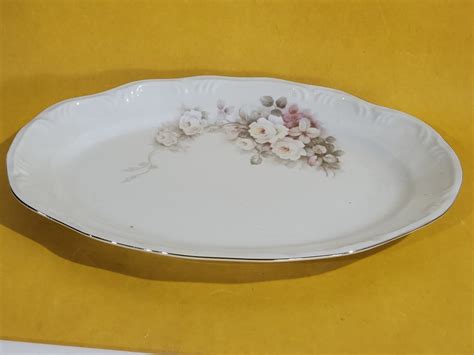 Travessa Em Porcelana Desenhos Florais E Filetes Do