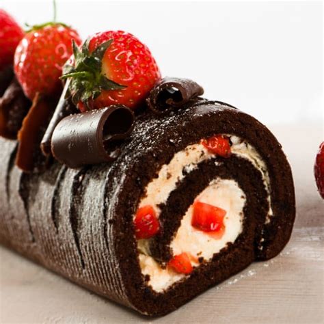 17 Best images about Decorated swiss roll on Pinterest | Cherry blossom cake, Chocolate swiss ...