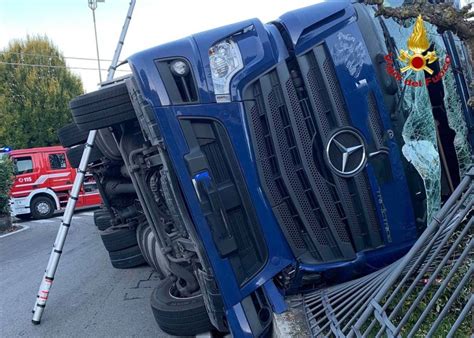 Camion Si Ribalta A Mornago Varesenews Foto