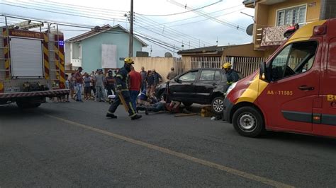 Após colisão motociclista é atropelado e fica preso embaixo de carro