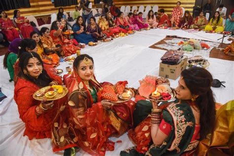 Married Women Perform Karwa Chauth Rituals Across India Photos Hd