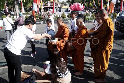 Tradisi Pindapata Waisak Di Solo ANTARA Foto