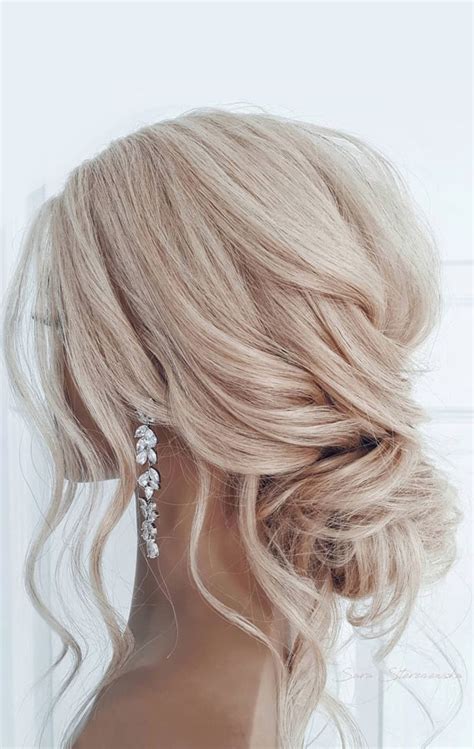 32 Classy Pretty And Modern Messy Hair Looks Effortless Messy Bridal Bun