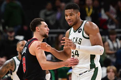 Giannis Antetokounmpo Shoulders The Load As Bucks Sink Bulls Reuters