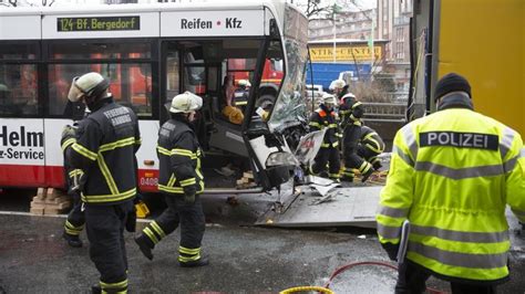 Neun Verletzte Bei Schwerem Unfall Mit Hvv Bus