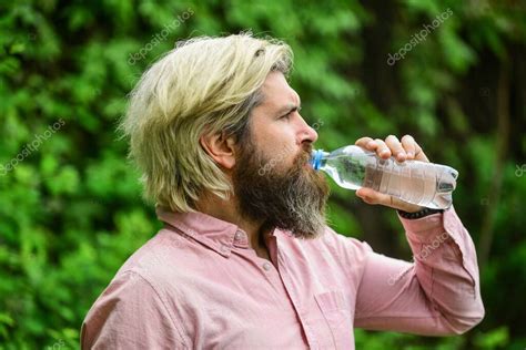 Calor De Verano Beber Agua Clara Seguridad Y Salud Balance De Agua