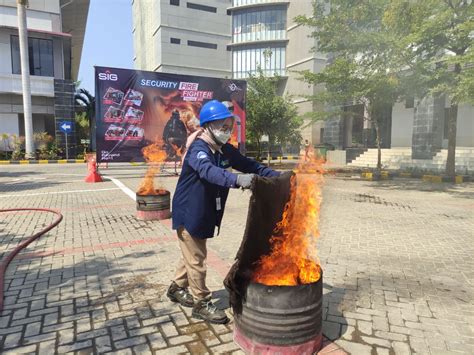 SIG Pabrik Tuban Gelar Security Fire Fighter Training