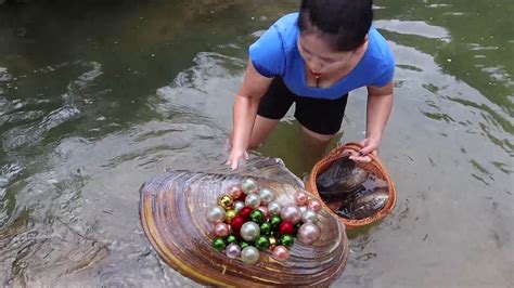 Expensive Pearls Pearl Clams Are Hidden In The Lake And The Girl