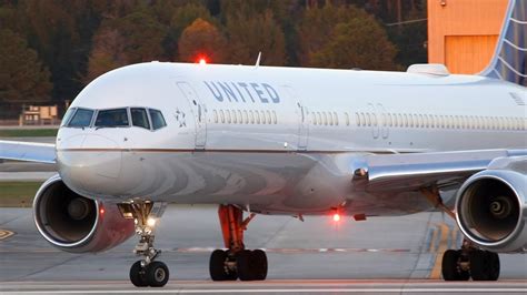 United B757 200 Scimitar Winglets Up Close Youtube