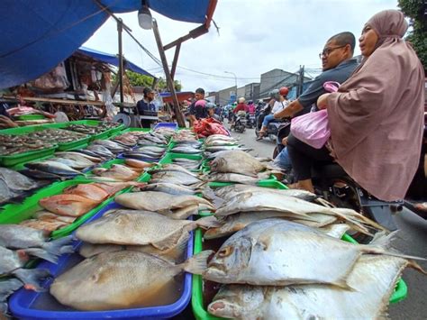 Malam Tahun Baru Pedagang Ikan Segar Dan Jagung Bakar Di Pasar Kramat