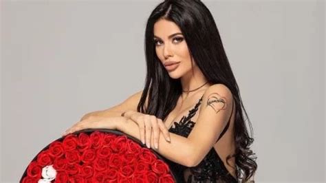 От трън та на глог: След Джизъса Поли си хвана фолк певец, а...