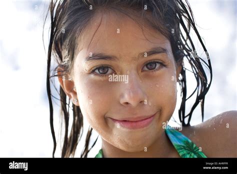 Hermosa y pequeña niña latina en traje de baño en la piscina Fotografía