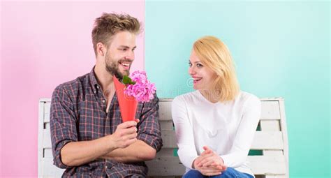 Prettige Verrassing Voor Dame Bloemen Voor Haar De Mens Geeft