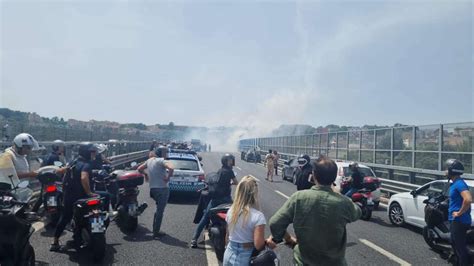 Paura Sulla Tangenziale Di Napoli Esplode Unauto In Due In Ospedale