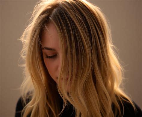 Blonde Dark Roots Hair Image Free AI Generator Makepix