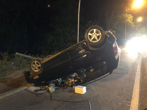 Carro Capota Na Br Ap S Pneu Do Ve Culo Estourar Em Viana