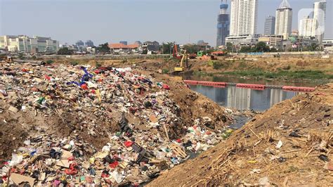 Foto Bantaran Kanal Banjir Barat Dipenuhi Sampah Foto Liputan