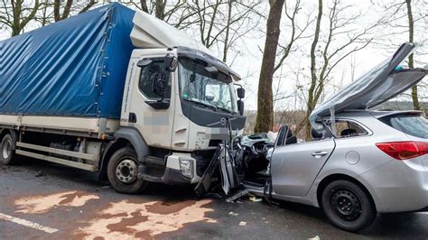 J Hriger Stirbt Bei Unfall Lkw Prallt Mit Mehreren Autos Zusammen