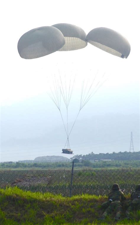 【漢光演習】 聯雲操演6千呎高空滲透跳傘、空投悍馬車 上報 焦點