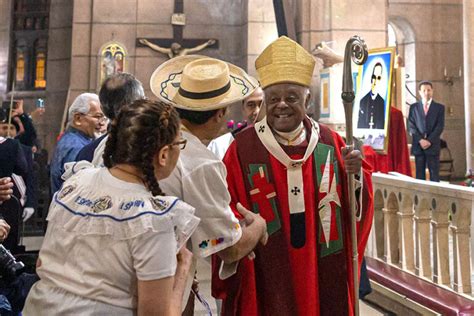 Salvadorans Celebrate St Oscar Romero S Faith Courage At Mass On