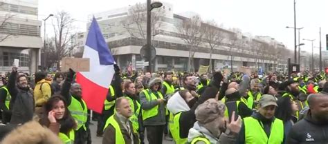 Acte VII à Paris Des centaines de Gilets Jaunes assiègent BFMTV