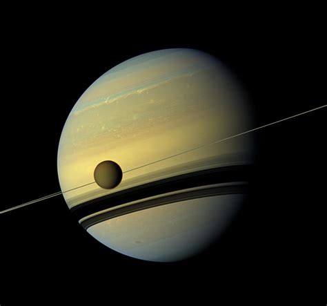 Titan drar sig bort från Saturnus i rekordfart Rymdstyrelsen