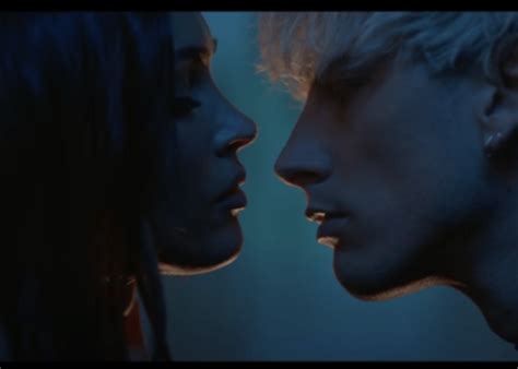 megan fox  machine gun kelly hold hands  kiss  public