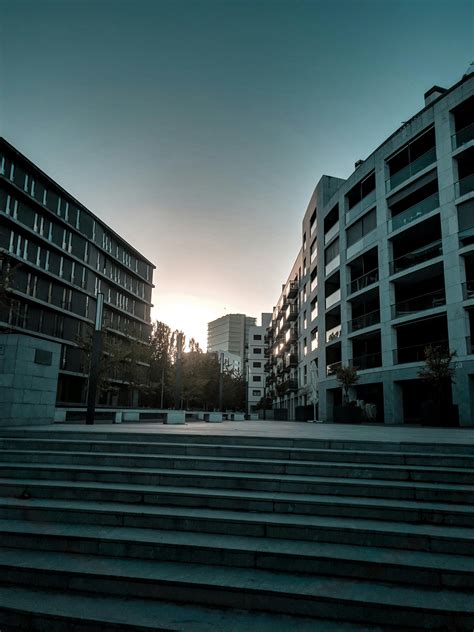 Modern block of flats with green roof and balconies · Free Stock Photo