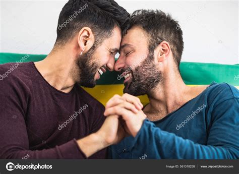 Heureux Couple Gay Ayant Des Moments Romantiques Lit Relation Amoureuse Photo De Stock Par