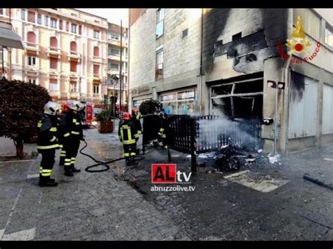 Incendio In Centro A Pescara Fiamme Fino A Metri Danni A Una Banca