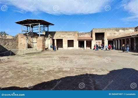 Pompei Terme Stabiane Dall Entrata Di Via Dell Abbondanza Editorial