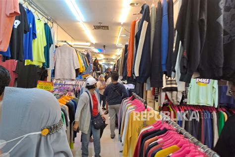 Sejak Larangan Thrifting Impor Pedagang Di Pasar Senen Mengaku