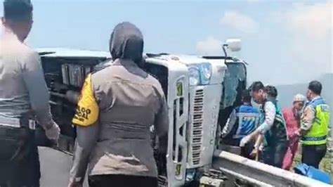 Detik Detik Kecelakaan Elf Rombongan Santri Dari Di Yogyakarta Di Tol