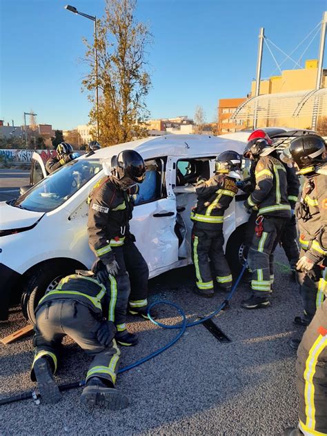 Hospitalitzat El Conductor D Un Cotxe En Xocar Amb Un Autob S A La