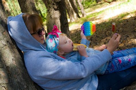 Maman et sa fille sont assises dans le parc et se détendent leur fille