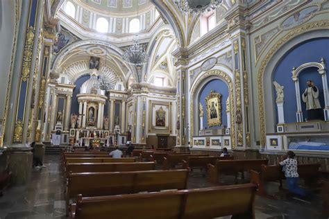 Feligreses visitan Catedral de Tehuacán en medio de semáforo rojo | Crónica Puebla