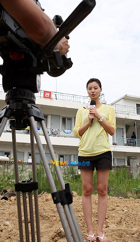 포토엔 윤소이 반바지 입은 아나운서 봤어요 손에 잡히는 뉴스 눈에 보이는 뉴스 뉴스엔