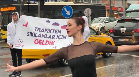 İstanbul da trafikte bekleyenlere bale gösterisi sürprizi