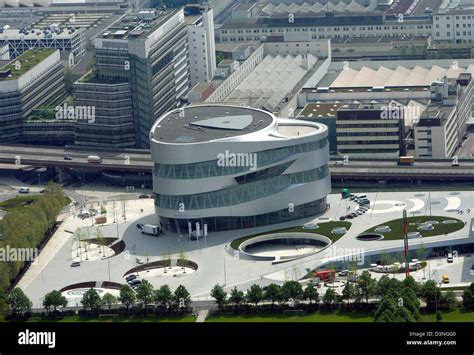 The picture shows the new Mercedes-Benz museum with the Daimler plant ...