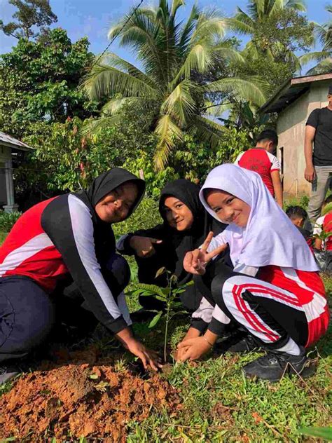 Kegiatan Penanaman Pohon Oleh Kukerta UNRI Di Desa Pisang Berebus